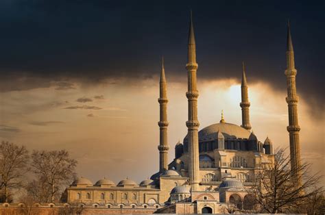  Der Selimiye-Moschee - Eine Meisterhafte Synthese von Osmanischer Architektur und Renaissance-Inspiration!